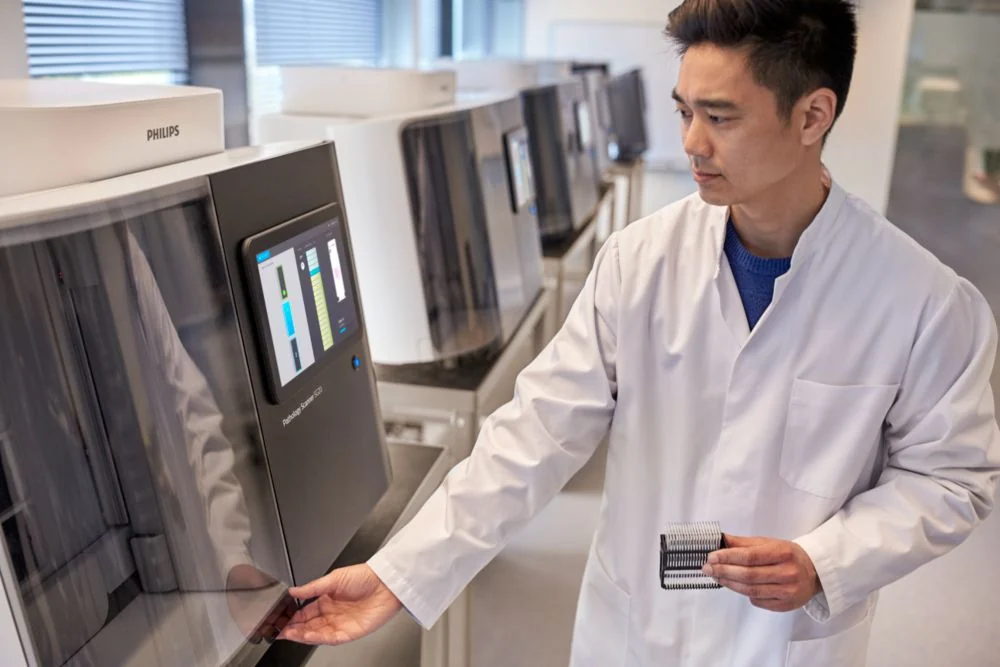 Profissional em uma estação de trabalho de patologia